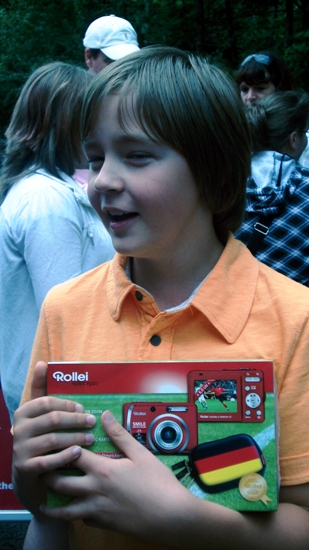 Nikolaj wurde für sein fleißiges Lesen in den Ferien mit einer Digitalkamera belohnt.